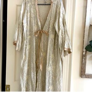 Magnolia Pearl Cream Floral Kimono